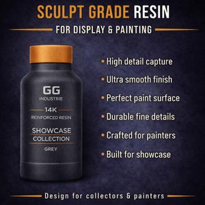 Une bouteille de résine gris foncé avec un bouchon doré, étiquetée "GG Industrie" et "Showcase Collection Grey". Le texte sur la bouteille indique "Sculpt Grade Resin" et "For Display & Painting". Conçu pour les collectionneurs et les peintres.