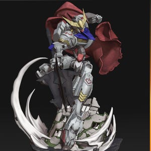 Figurine 3D à peindre du Gundam Barbatos de Mobile Suit Gundam Iron-Blooded Orphans, sculpture en résine représentant le mecha en pose de combat dynamique brandissant sa masse d'armes caractéristique, cape rouge flottante, posé sur un socle de ruines avec effets d'impact, armure grise et bleue aux détails angulaires, statue de collection garage kit créée par le sculpteur bulkamancer