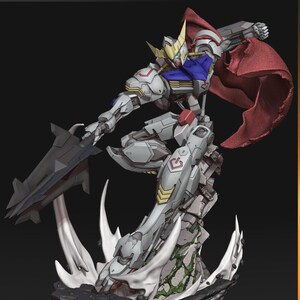 Figurine 3D à peindre du Gundam Barbatos de Mobile Suit Gundam Iron-Blooded Orphans, sculpture en résine représentant le mecha en pose de combat dynamique brandissant sa masse d'armes caractéristique, cape rouge flottante, posé sur un socle de ruines avec effets d'impact, armure grise et bleue aux détails angulaires, statue de collection garage kit créée par le sculpteur bulkamancer