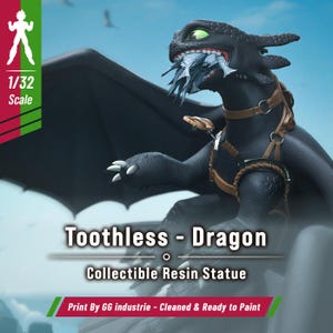 Puede incluir: Una estatua coleccionable de resina a escala 1/32 de un dragón negro con ojos verdes, sosteniendo un pez en la boca. El dragón lleva un arnés de cuero marrón con anillos de metal. Texto en la imagen: Toothless - Dragon, Collectible Resin Statue.