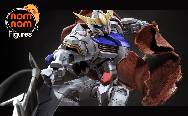 Figurine 3D à peindre du Gundam Barbatos de Mobile Suit Gundam Iron-Blooded Orphans, sculpture en résine représentant le mecha en pose de combat dynamique brandissant sa masse d'armes caractéristique, cape rouge flottante, posé sur un socle de ruines avec effets d'impact, armure grise et bleue aux détails angulaires, statue de collection garage kit créée par le sculpteur bulkamancer