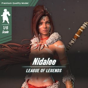 Op de afbeelding: Gedetailleerd beeldje van Nidalee uit League of Legends. Het beeldje is een 1/6 schaalmodel met een gedetailleerd gezicht, bruin haar en tribale markeringen. Ze draagt een met bont afgezette outfit en houdt een speer vast. De tekst "Nidalee" en "League of Legends" zijn zichtbaar.