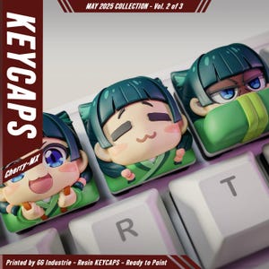 Könnte beinhalten: Nahaufnahme von drei individuellen Resin-Tastenkappen mit Anime-Charakter-Designs in Grün- und Beigetönen. Die Tastenkappen befinden sich auf einer weißen Tastatur, wobei die Buchstaben "R" und "T" sichtbar sind. Der Text "KEYCAPS" und "Cherry-MX" sind ebenfalls sichtbar.