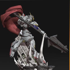 Figurine 3D à peindre du Gundam Barbatos de Mobile Suit Gundam Iron-Blooded Orphans, sculpture en résine représentant le mecha en pose de combat dynamique brandissant sa masse d'armes caractéristique, cape rouge flottante, posé sur un socle de ruines avec effets d'impact, armure grise et bleue aux détails angulaires, statue de collection garage kit créée par le sculpteur bulkamancer