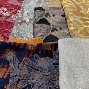 Lote de retazos de tela: Lurex y encaje metálico. Patrones no repetidos por lote. Tela brillante y elegante. Tela de patchwork novedosa.