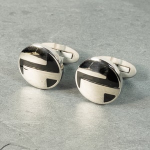 Men&#39;s Round Titanium & Black Carbon Fiber Cufflinks in Jewelry Box