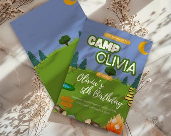 Może przedstawiać: Dwa zaproszenia z motywem kempingowym. Na przednim zaproszeniu widnieje napis "Camp Olivia" i "5. urodziny Olivii". Tło przedstawia zielone pole, drzewa, staw i ognisko. Niebo jest niebieskie z żółtym półksiężycem.