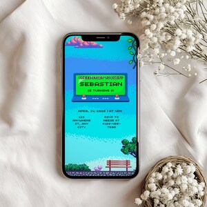 Op de afbeelding: Een smartphone toont een pixelige verjaardagsuitnodiging. De uitnodiging bevat de tekst "PRESS START TO PARTY SEBASTIAN IS TURNING 8!" met datum, tijd en RSVP-details. De achtergrond is een pixelig landschap.