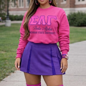 Cadeau Sigma Lambda Gamma pour sororité | Sweat-shirt ras du cou PAILLETTES 1990 | Polaire gamma | SLG1990 | Rose shocking majestueux violet