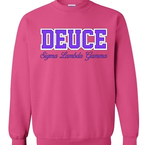 Könnte beinhalten: Rosafarbener Pullover mit dem Text "DEUCE Sigma Lambda Gamma" in lila und weißen Buchstaben.