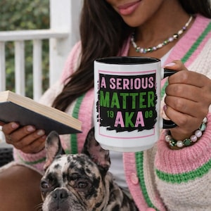 También conocido como taza "Un asunto serio" / Taza de café Alpha Kappa Alpha / Regalo de hermandad de mujeres de 1908 / Taza también conocida como rosa y verde / Regalo de soror / Bebidas de vida griega