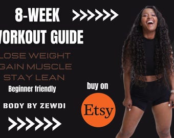 Op de afbeelding: Een 8-weekse workout-gids om af te vallen, spieren te kweken en slank te blijven. Geschikt voor beginners. Koop op Etsy. De afbeelding toont een lachende vrouw in zwarte trainingskleding.