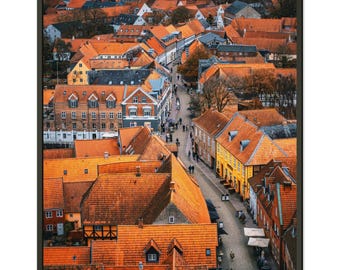 Ribe Danmark väggkonst, europeiskt takfotografitryck, skandinavisk stadsflygvy, resefotodekor, terrakottatakarkitektur