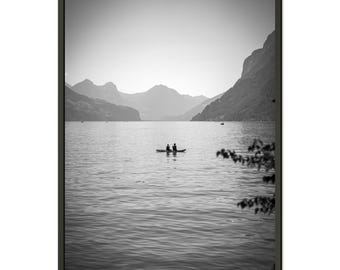 "Ekon från Alperna" – Svartvitt sjö- och bergstryck