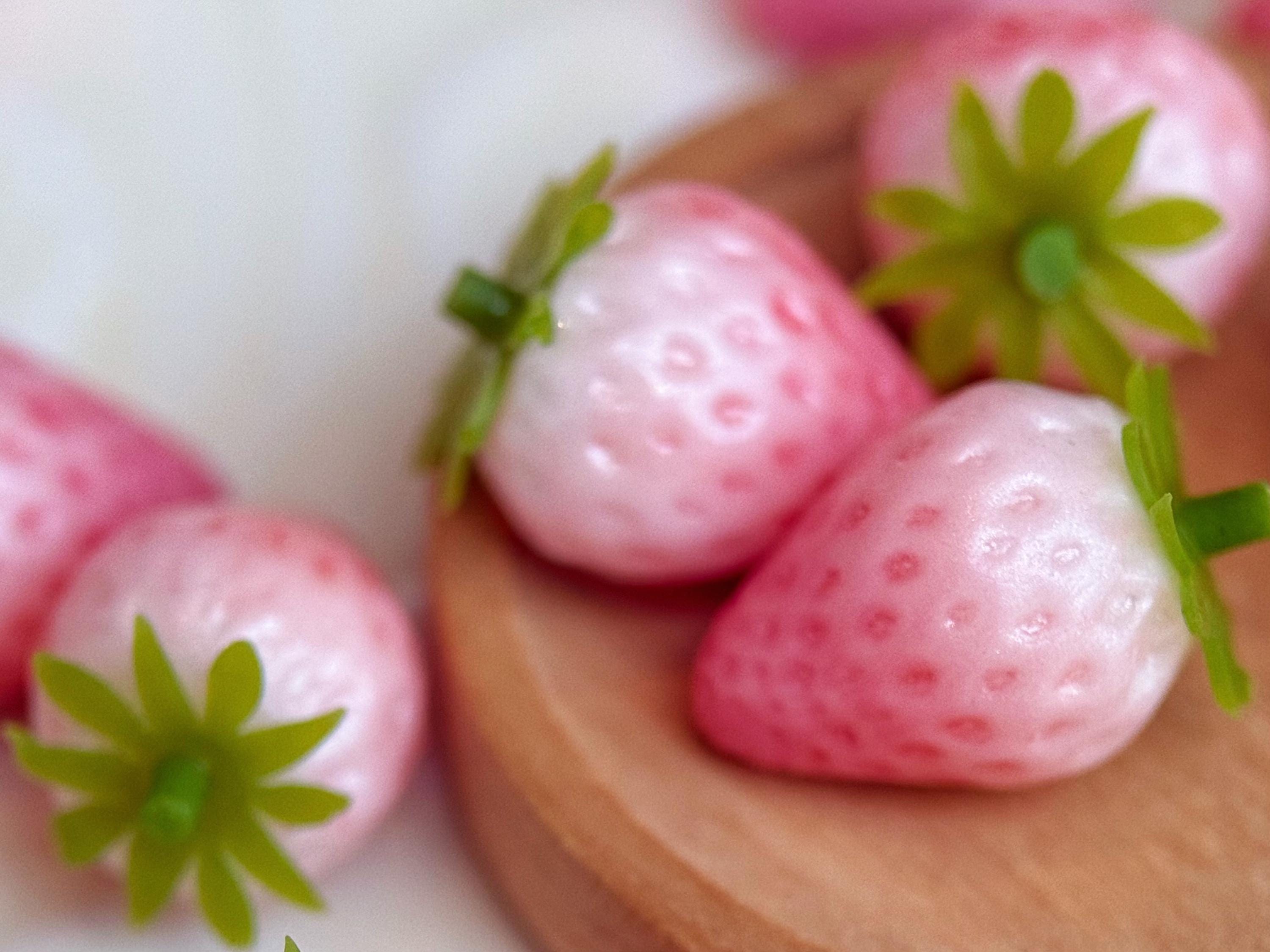 100 Stück Winzige Erdbeeren Aus Harz – Mini Obst Deko Für Puppenhaus, Feengarten & Mikrolandschaft – 1,1