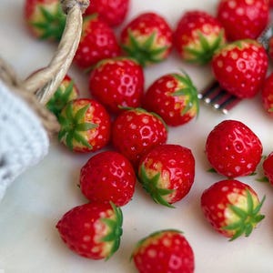 5 piezas de decoración de fresa en miniatura 1:12, fruta en miniatura, verdura en miniatura, modelo de comida de arcilla polimérica, regalos en miniatura, mini fresa