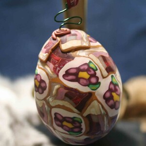 Patchwork met polymeerklei bedekte kippeneieren in roze crème bordeauxrood en goud.