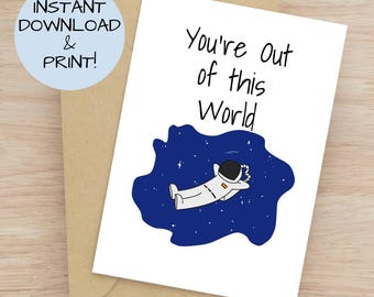 Puede incluir: Una tarjeta blanca con una ilustración azul y negra de un astronauta flotando en el espacio. El texto "You're out of this world" está escrito en negro.