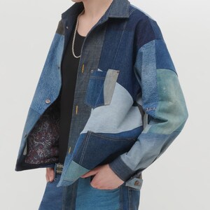Puede incluir: Una chaqueta vaquera azul con un dise&ntilde;o de patchwork. La chaqueta tiene un cierre de botones en la parte delantera y mangas largas. La chaqueta est&aacute; hecha de diferentes tonos de mezclilla azul y tiene un forro de paisley.