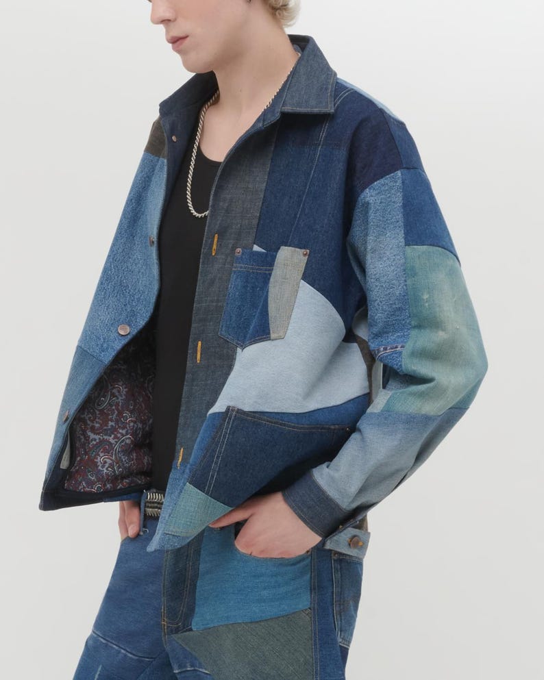 Puede incluir: Una chaqueta vaquera azul con un dise&ntilde;o de patchwork. La chaqueta tiene un cierre de botones en la parte delantera y mangas largas. La chaqueta est&aacute; hecha de diferentes tonos de mezclilla azul y tiene un forro de paisley.