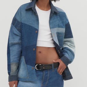 Puede incluir: Una chaqueta vaquera azul con un dise&ntilde;o de patchwork. La chaqueta tiene un cierre de botones y un corte holgado.