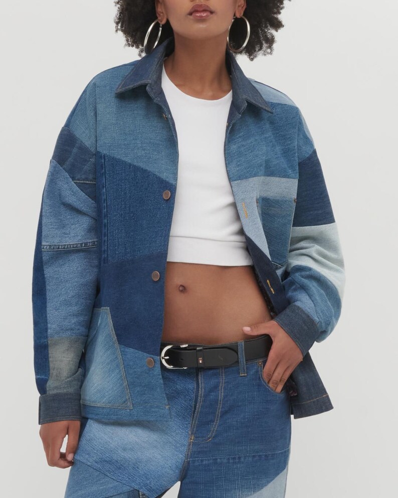Puede incluir: Una chaqueta vaquera azul con un dise&ntilde;o de patchwork. La chaqueta tiene un cierre de botones y un corte holgado.