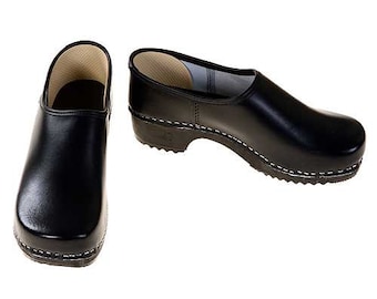 Closed Clog black with black sole