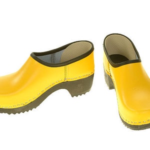 Closed Clog yellow