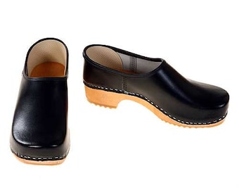 Closed Clog black with bright sole