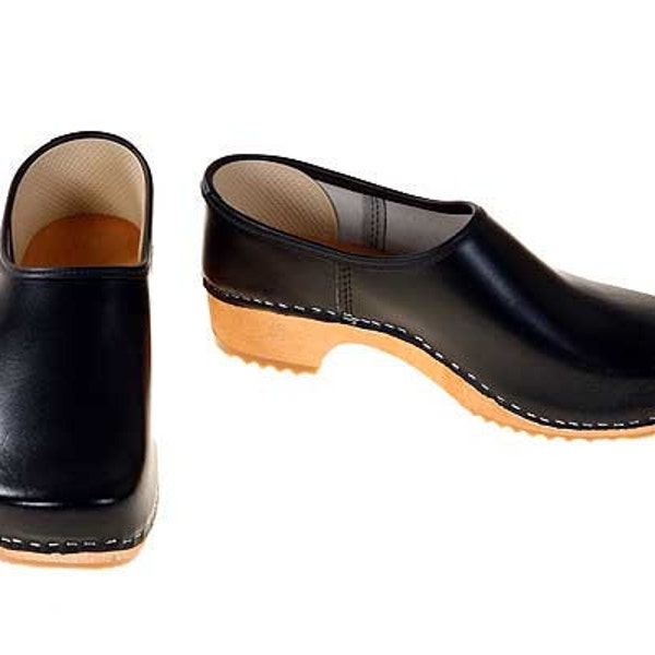 Closed Clog black with bright sole