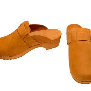 Nubuk Clogs with buckle honey color