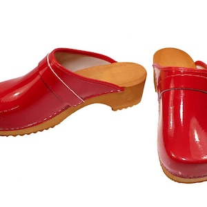 Patent leather Clogs red