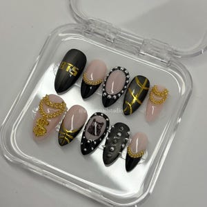 Może przedstawiać: Zestaw trzech ceramicznych kubków z nakrapianym, matowym wykończeniem. Kubki są w odcieniach kremu, jasnoszarym i ciemnoszarym. Każdy kubek ma prosty, minimalistyczny design, idealny do kawy lub herbaty.