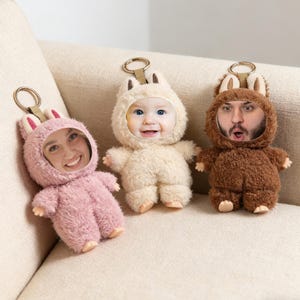 Aangepaste pluche sleutelhanger, fotopop met konijnenoren, zachte tasbedel, leuk rugzakaccessoire, cadeau voor baby, vriendin, afstuderen