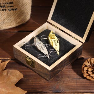 Benutzerdefinierte Metall Fischhaken mit Namen, Geschenk Box Mann, Silber Gold Fischköder, Fischen Liebhaber Geschenk, Geschenk für Opa, Fischen Buddy Geschenk, Geschenk für Papa