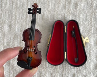 Miniature Violin Model: 3.1-inch Dollhouse Decor, Musician Gift