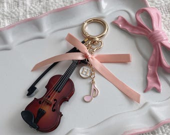 Llavero con abalorio de violín y viola con inicial personalizada