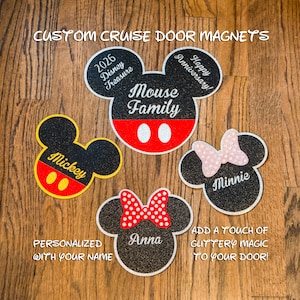 Puede incluir: Imanes personalizados para puertas de crucero con forma de cabezas de Mickey y Minnie Mouse. Los imanes negros y brillantes presentan nombres, fechas y frases como "Mouse Family" y "Happy Anniversary!" También es visible el texto "Personalizado con tu nombre".
