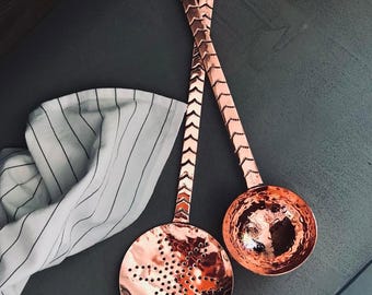 Handgemaakte koperen pollepel en schuimspaan: elegant keukengerei