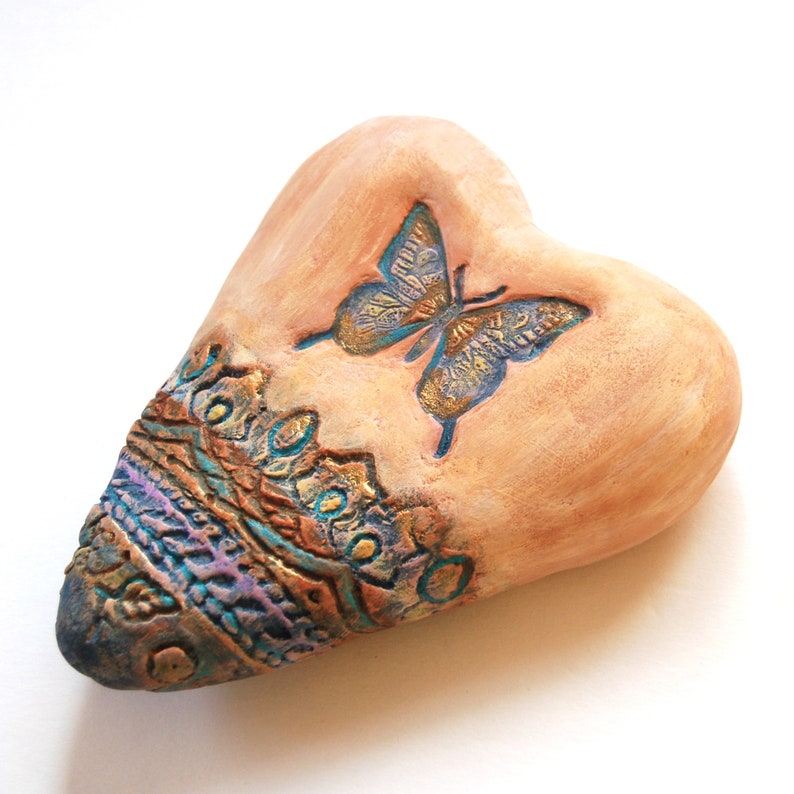 Butterfly Heart est une oeuvre d'art technique mixte unique en son genre pour votre mur. Cadeau de fête des mères à accrocher toute l'année. Sue Thomson/Atelier Livingstone. image 2