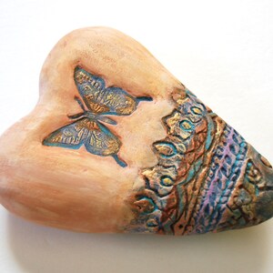 Butterfly Heart, es un arte de técnica mixta único en su tipo para su pared. Regalo del Día de la Madre para colgar durante todo el año. Sue Thomson/Estudio Livingstone. imagen 3