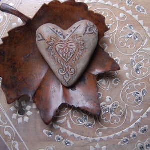 Mixed media hand-sculpted Victorian heart wall decoration for year around symbol of your love. Sue Thomson, Livingstone Studio afbeelding 1