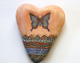 Butterfly Heart est une oeuvre d'art technique mixte unique en son genre pour votre mur. Cadeau de fête des mères à accrocher toute l'année. Sue Thomson/Atelier Livingstone.