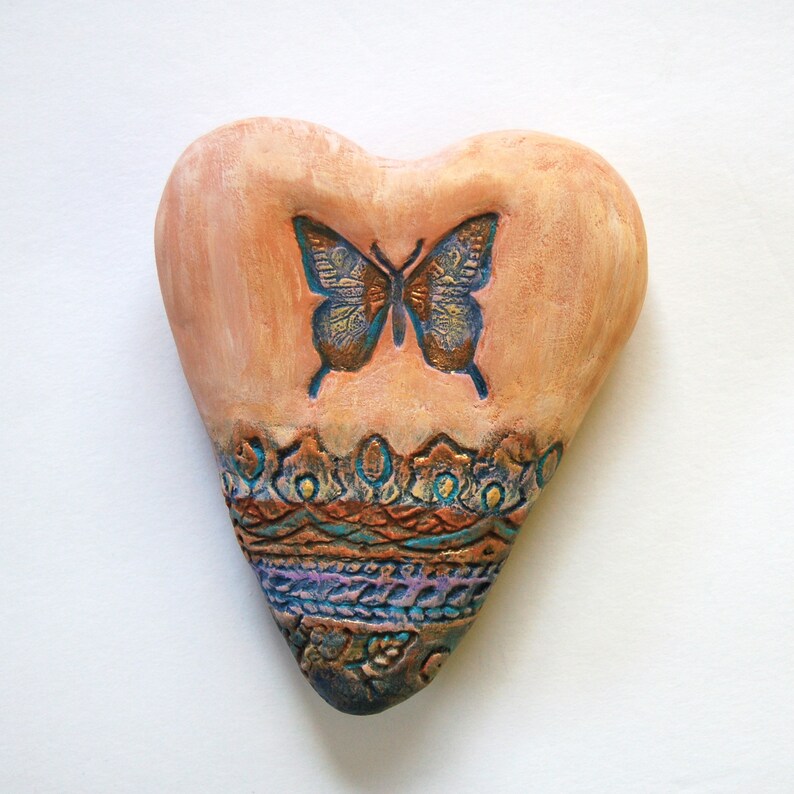 Butterfly Heart est une oeuvre d'art technique mixte unique en son genre pour votre mur. Cadeau de fête des mères à accrocher toute l'année. Sue Thomson/Atelier Livingstone. image 1