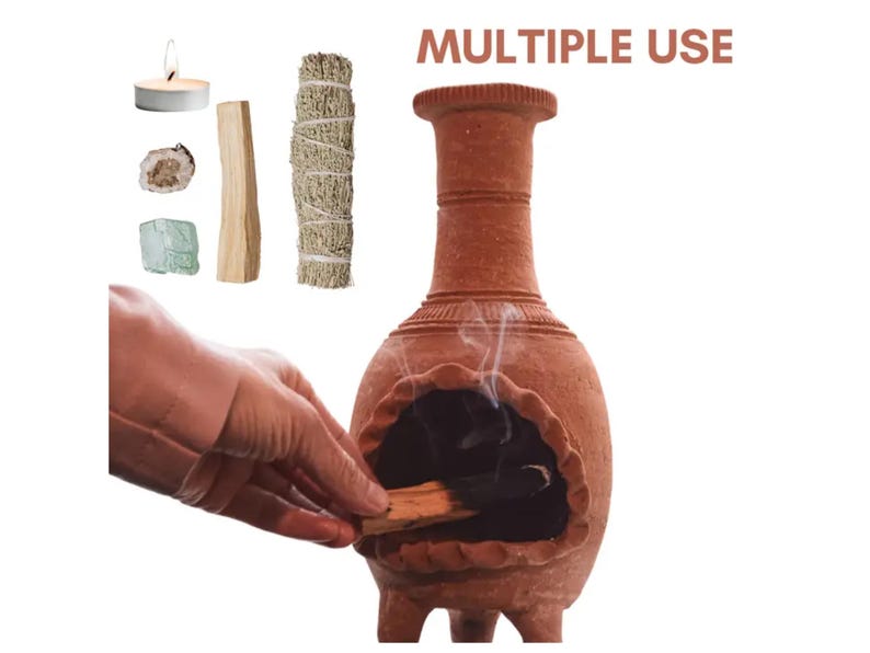 Pu&ograve; includere: Un bruciatore di incenso in terracotta con un'apertura rotonda e una colonna di fumo che sale da esso. Una mano tiene un bastoncino di incenso sopra l'apertura. Il testo "MULTIPLE USE" &egrave; visibile nell'angolo in alto a destra dell'immagine.