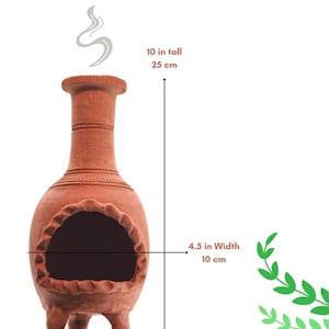 Pu&ograve; includere: Un bruciatore di incenso in terracotta con un'apertura rotonda e tre gambe. &Egrave; alto 25 cm e largo 10 cm.