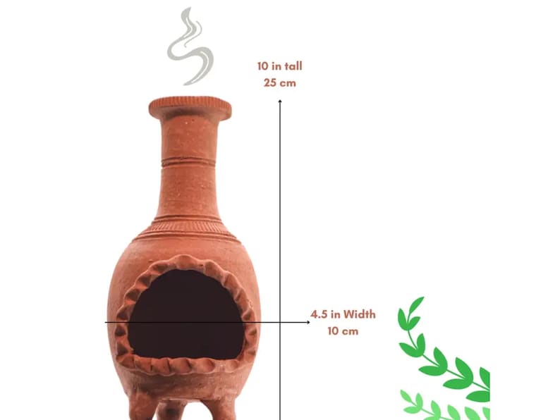 Pu&ograve; includere: Un bruciatore di incenso in terracotta con un'apertura rotonda e tre gambe. &Egrave; alto 25 cm e largo 10 cm.