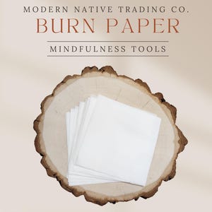 Pu&ograve; includere: Un mucchio di carta bianca da bruciare su una fetta di legno. La carta &egrave; per rituali consapevoli e viene venduta da Modern Native Trading Co. Il testo "Burn Paper" &egrave; scritto in lettere marroni sopra la carta.