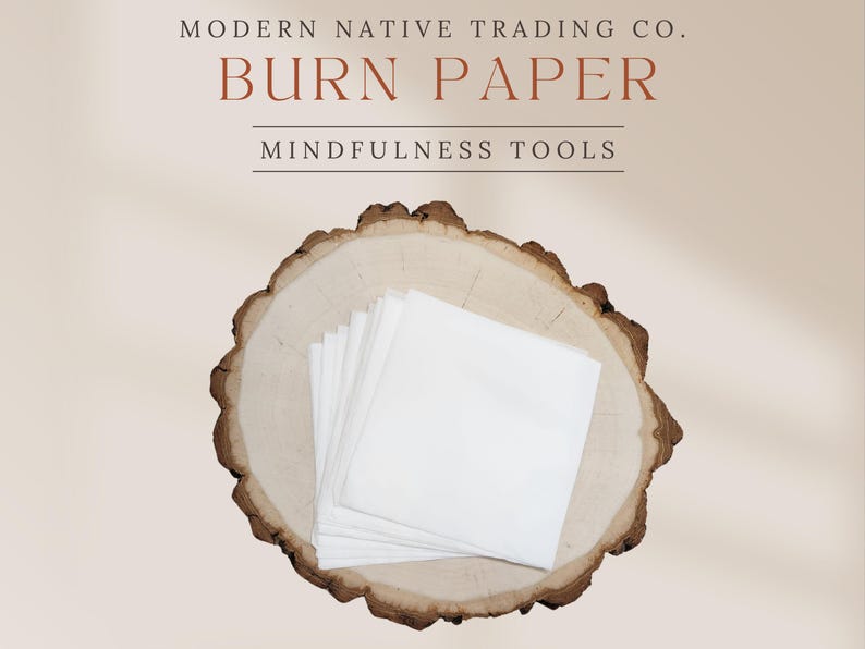 Pu&ograve; includere: Un mucchio di carta bianca da bruciare su una fetta di legno. La carta &egrave; per rituali consapevoli e viene venduta da Modern Native Trading Co. Il testo "Burn Paper" &egrave; scritto in lettere marroni sopra la carta.