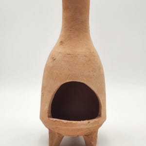 Pu&ograve; includere: Un bruciatore di incenso in terracotta con un'apertura rotonda e tre gambe. Il bruciatore &egrave; di colore marrone chiaro.